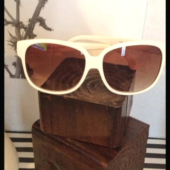 OFF WHITE OVERSIZED ACRYLIC FASHION SUNNIES - Picture 2 of 3